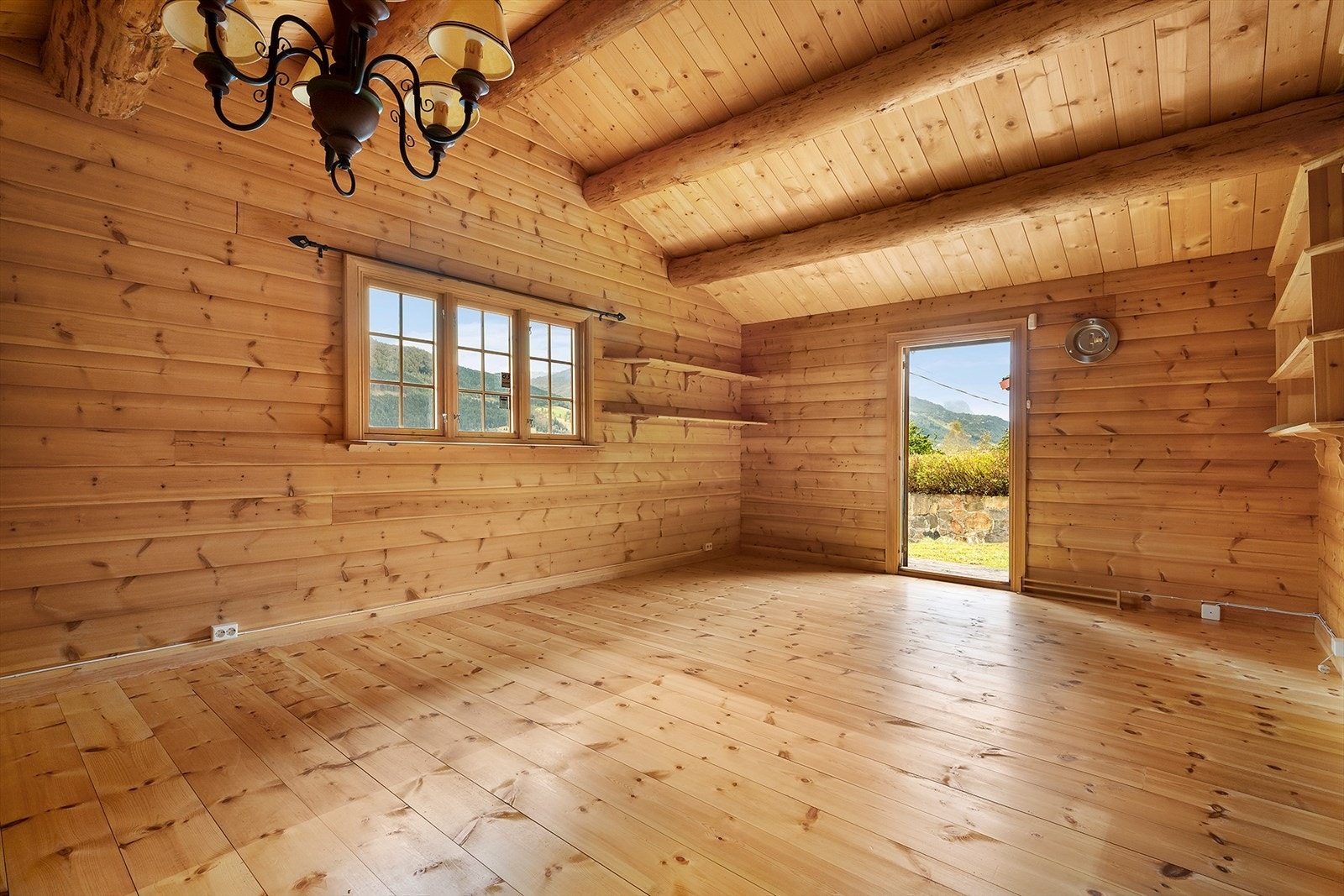 Annekset er isolert og har åpen himling med rundtømmer som bærer taket. Galleribilde