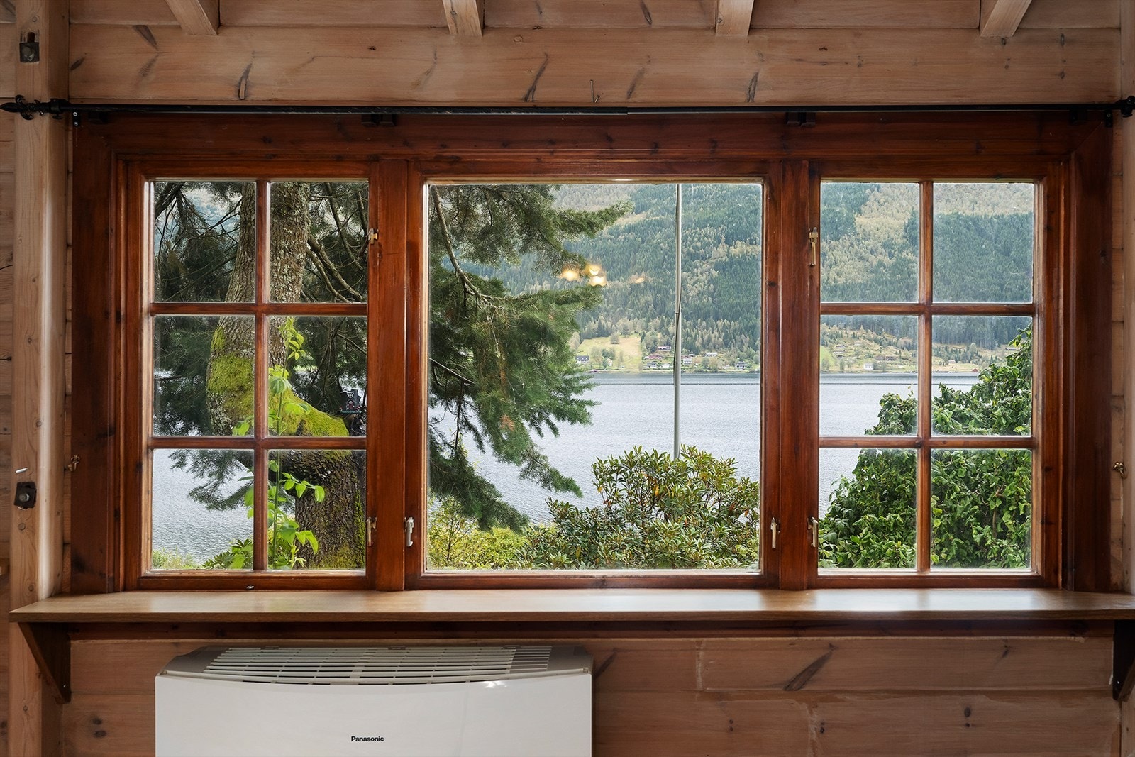 Fra stuen er det utsikt til Jølstravatnet. Galleribilde