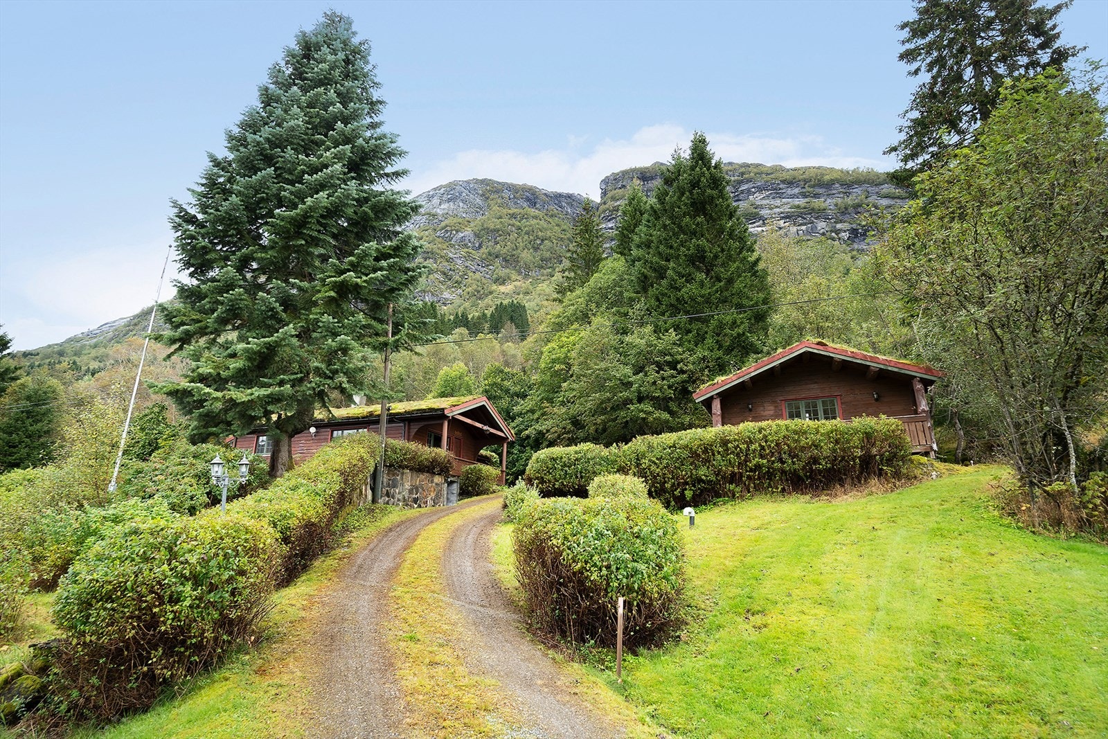 Det er blindveg opp til eiendommen der huset ligger uten sjenerende innsyn fra naboer. Galleribilde
