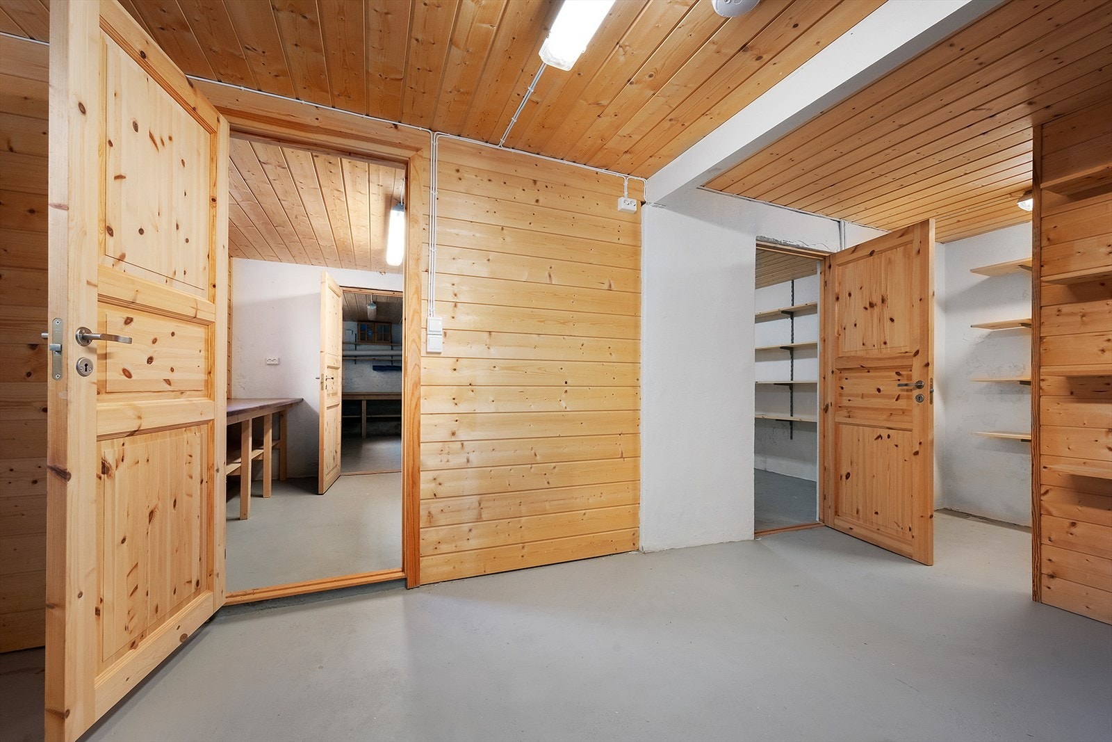 Kjelleren har mye lagringsplass i flere boder. Galleribilde