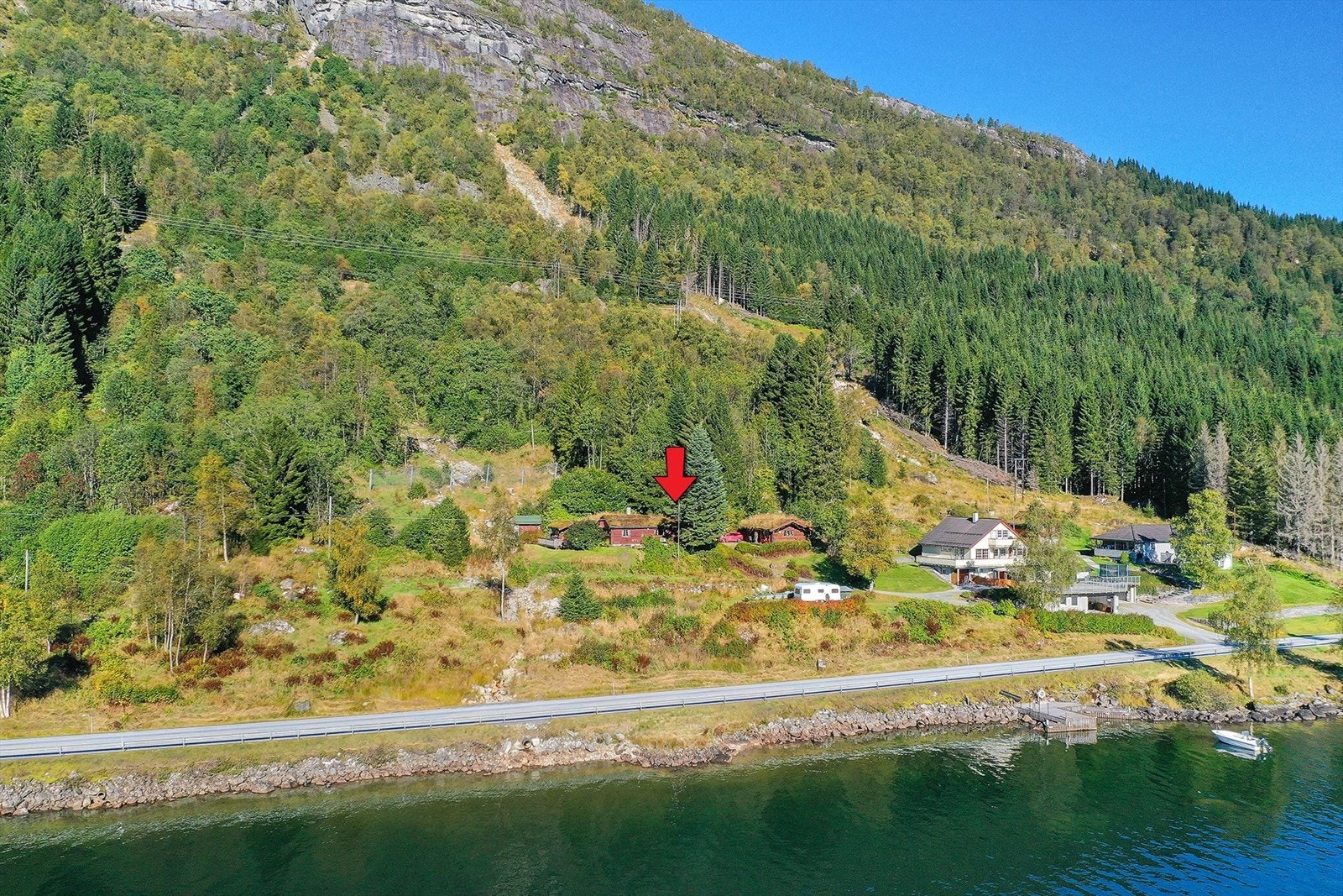 Eiendommen ligger fint til langs Jølstravatnet med fine turområder i alle retninger. Galleribilde