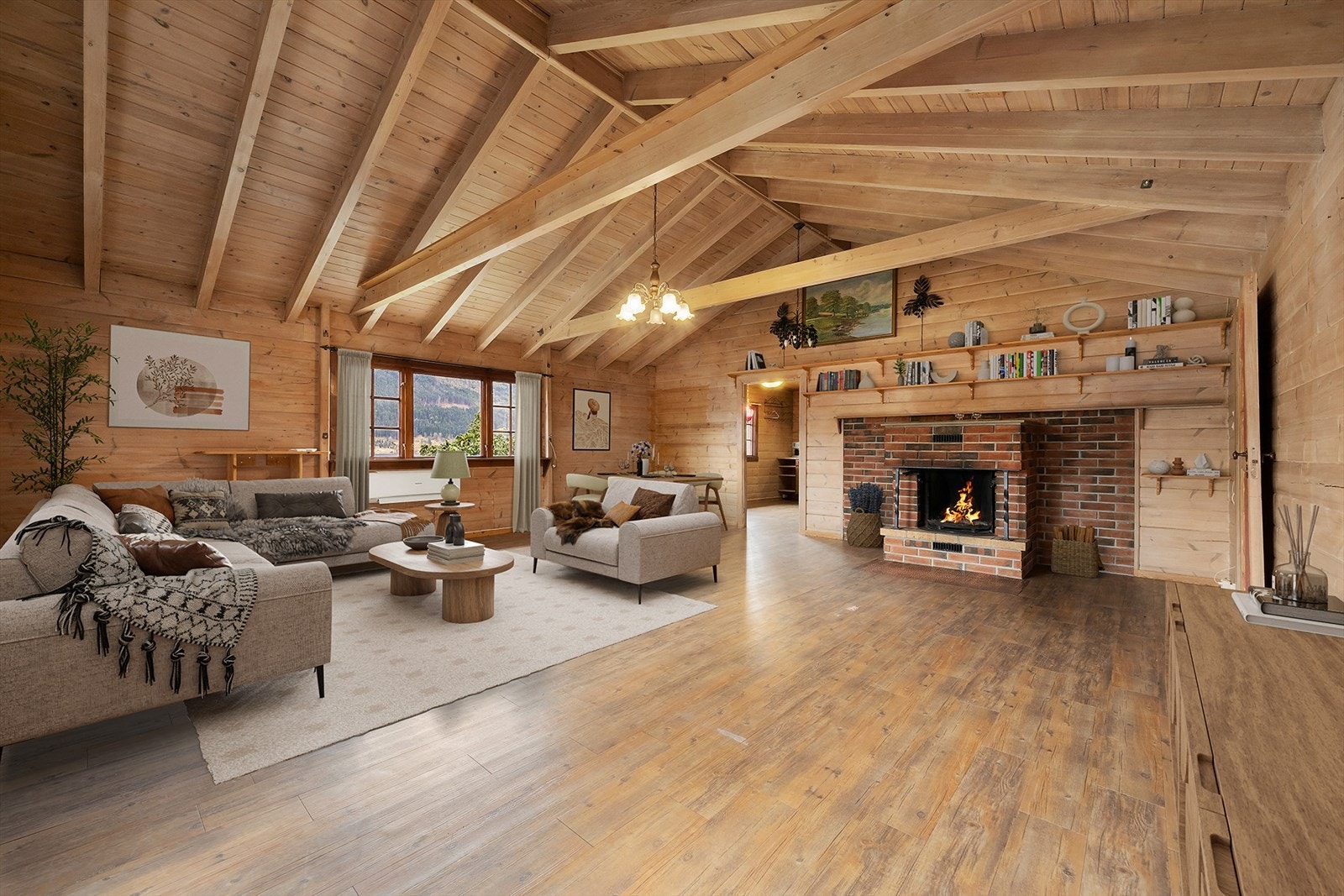 Stuen har åpen himling med synlige takstoler og sperr. Galleribilde