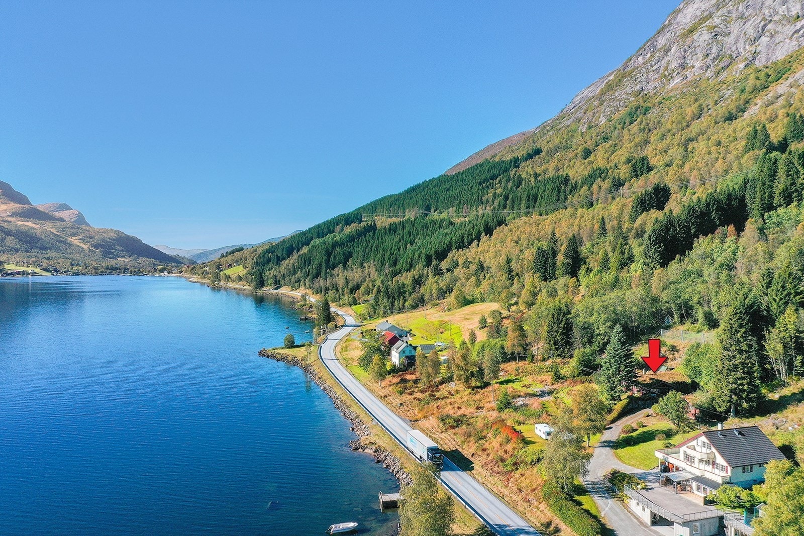 Eiendommen ligger ca. 22 km. fra arbeidsmarkedet, butikker og tjenestetilbud i Førde sentrum. Galleribilde