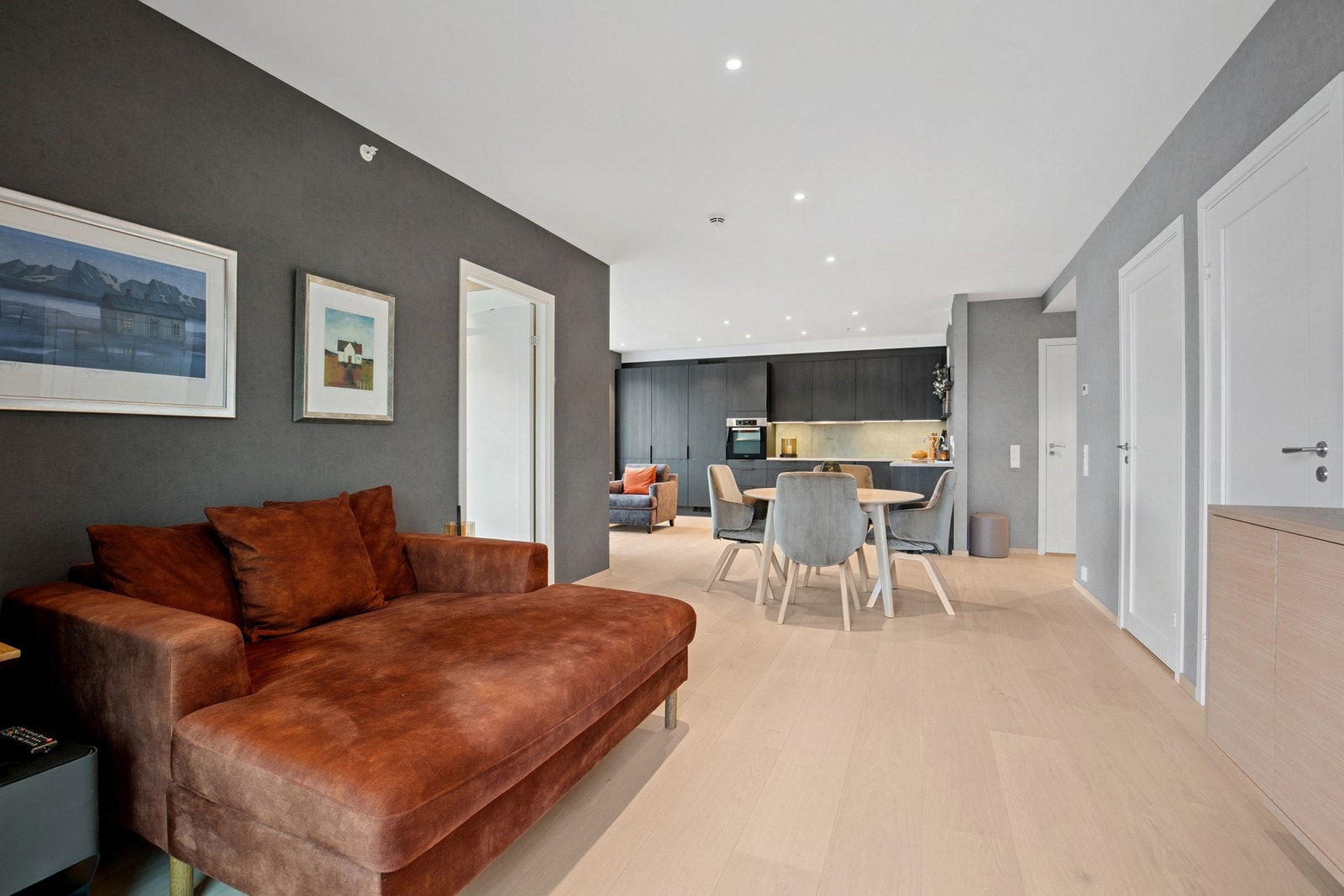 Det er vannbåren gulvvarme i oppholdsrom og elektrisk gulvvarme på bad Galleribilde