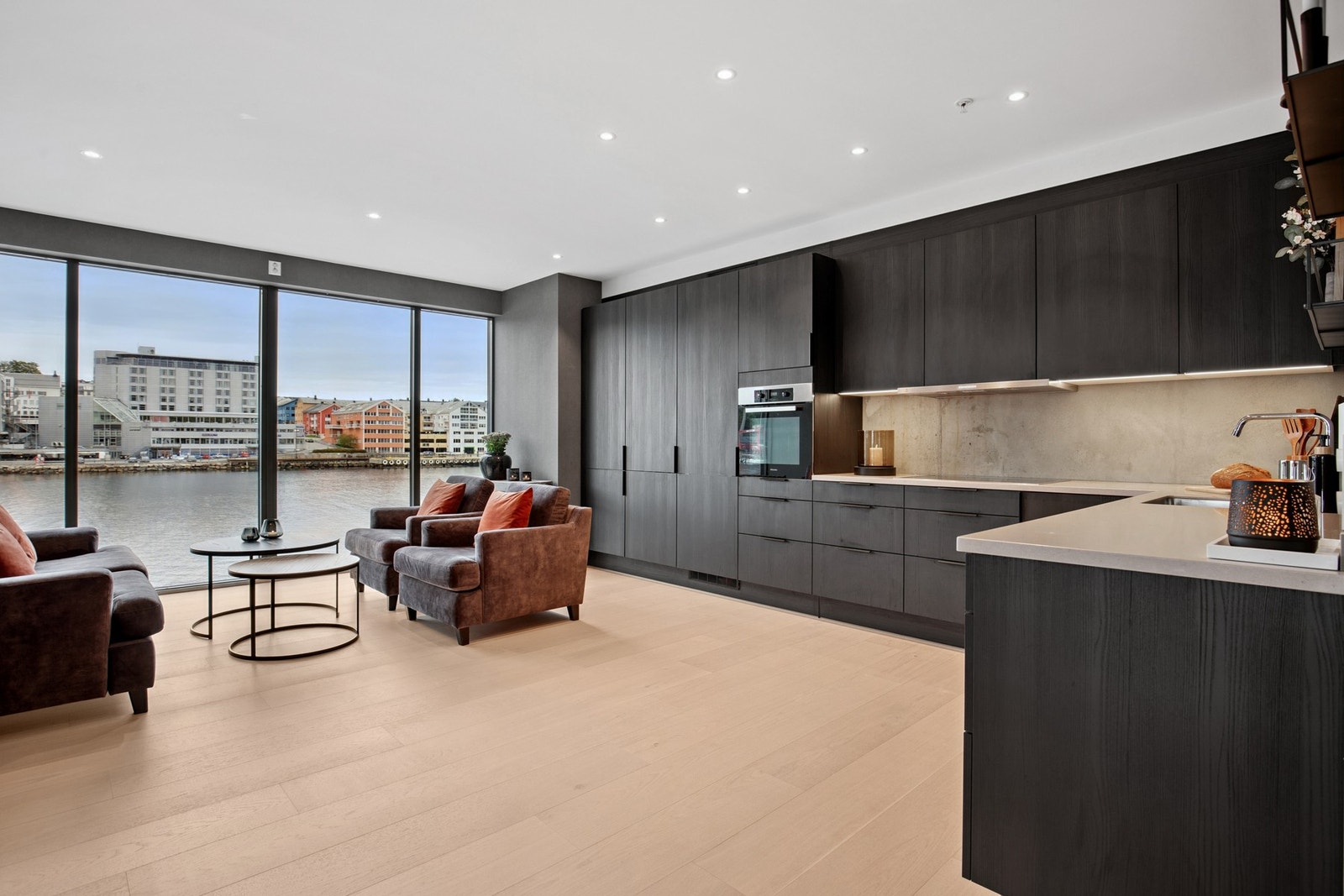 Fra stue/kjøkken er det utsikt mot Havnebassenget. Galleribilde