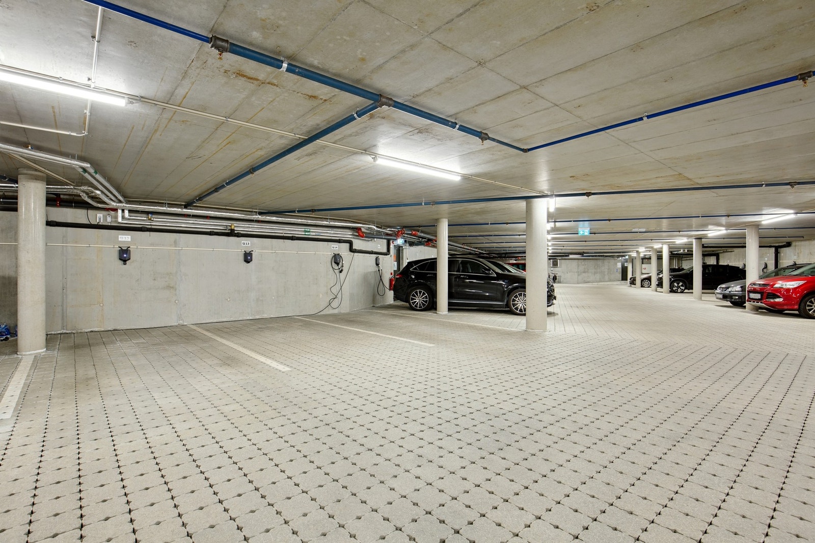 Leiligheten har parkeringsplass i parkeringskjeller hvor det er installert ladestasjon for el-bil Galleribilde