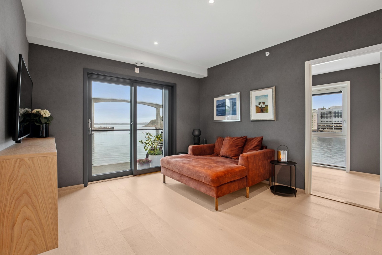 Stue med utgang til vestvendt balkong og fin utsikt mot Sørsundet Galleribilde