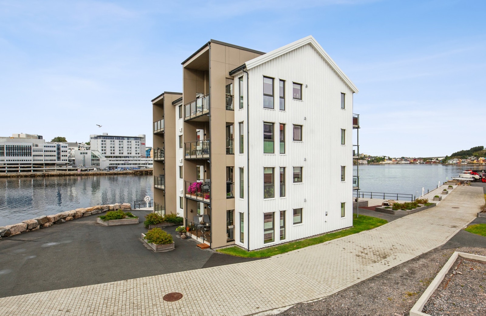 Flott og moderne 3-roms andelsleilighet i 2. etasje på vakre Port Arthur! Galleribilde