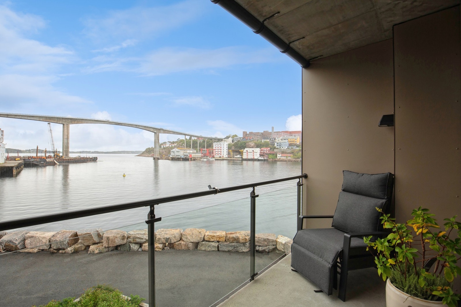 Fra stue er det utgang til vestvendt balkong med nydelig utsikt mot Sørsundet. Galleribilde