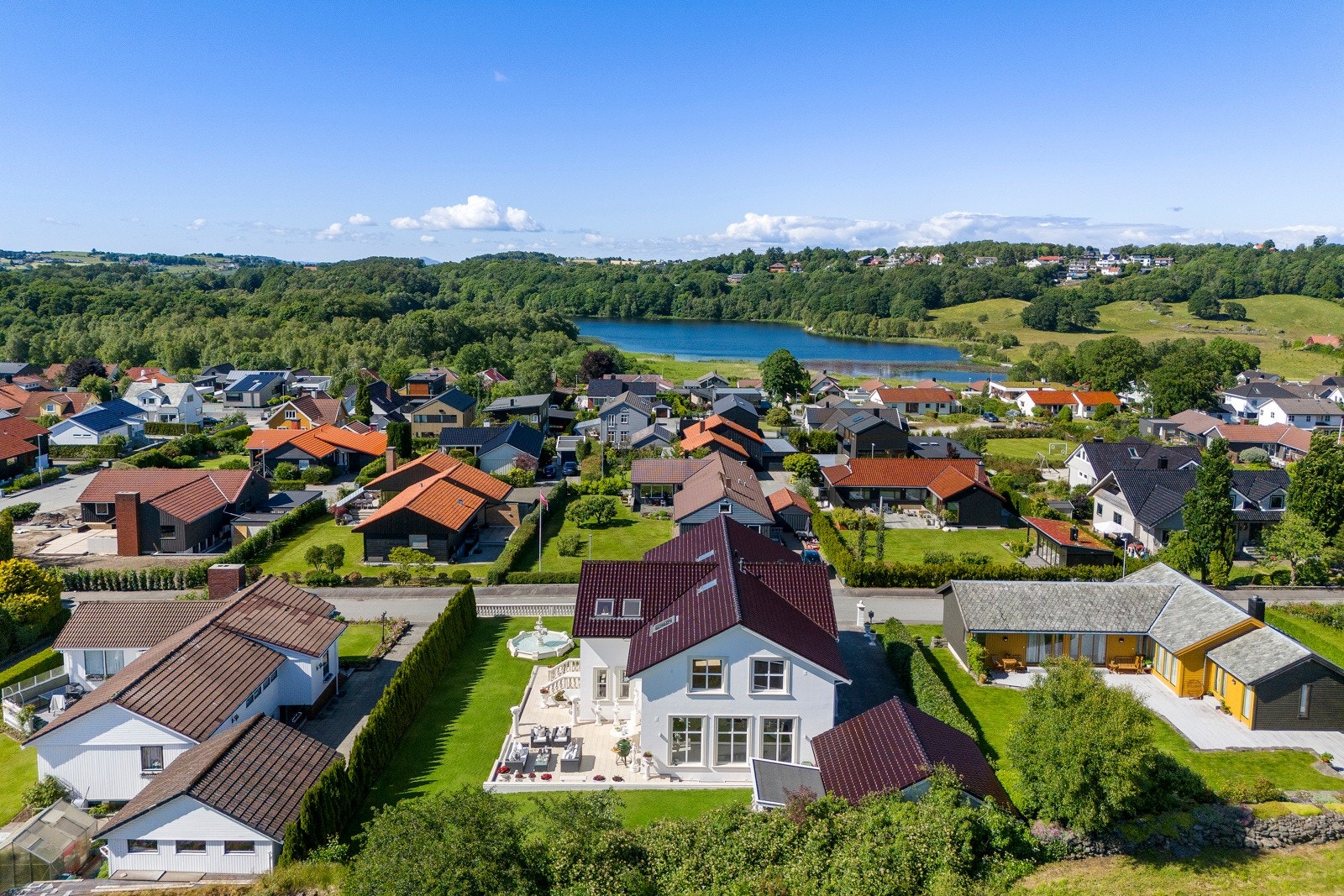 Området er svært attraktivt på grunn av sin sentrale plassering og korte avstand til flotte turområder, skoler, barnehager, butikker og godt kollektivtilbud. Galleribilde
