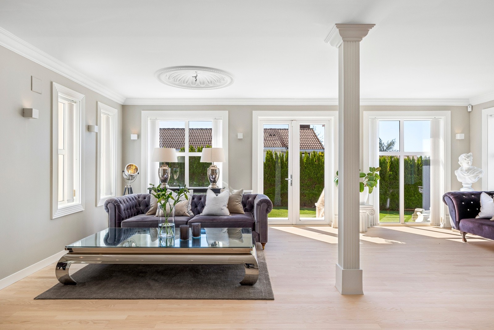 Her ligger alt til rette for hyggelige måltider, sosiale sammenkomster og lune kvelder med familien. Galleribilde