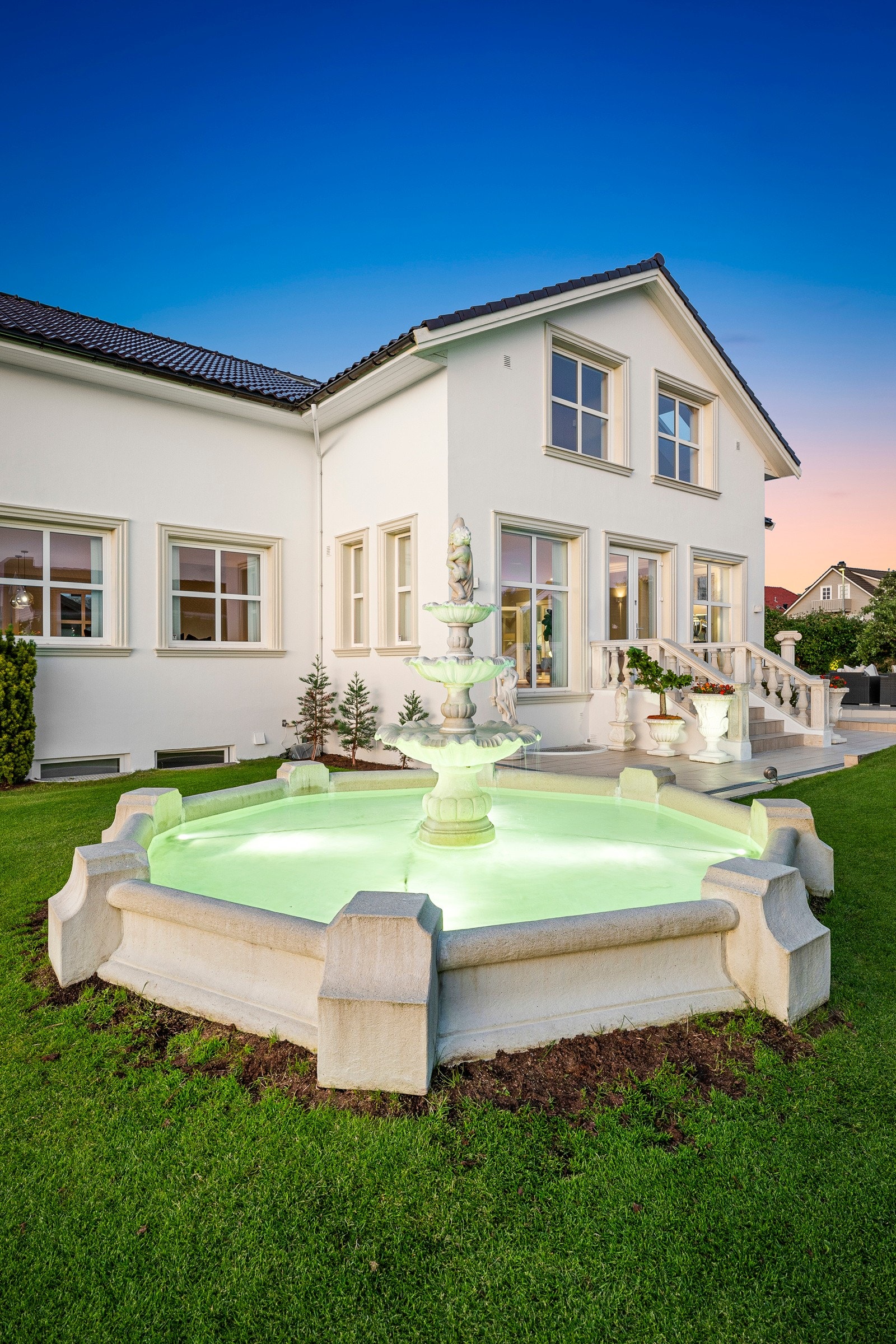 Her er det plass til det man måtte ønske av utemøblement, og den sydvestvendte beliggenheten sørger for upåklagelige solforhold. Galleribilde