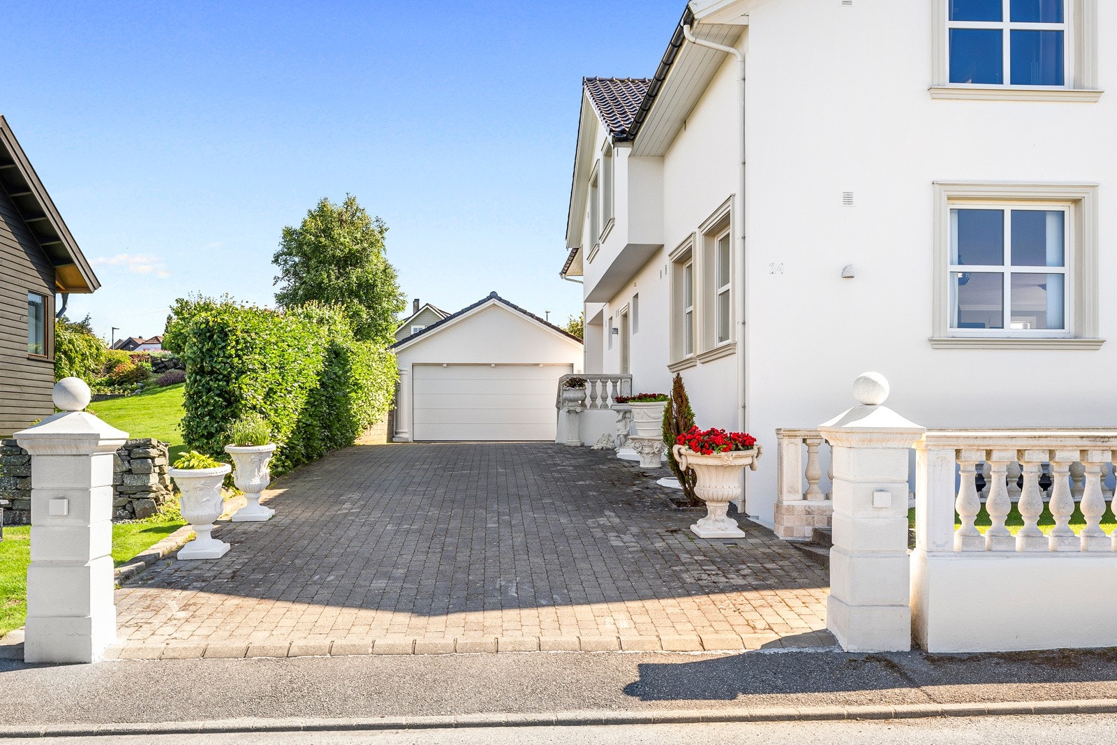 Man har parkering i en stor garasje på 32 kvm og i gårdsrom. Galleribilde