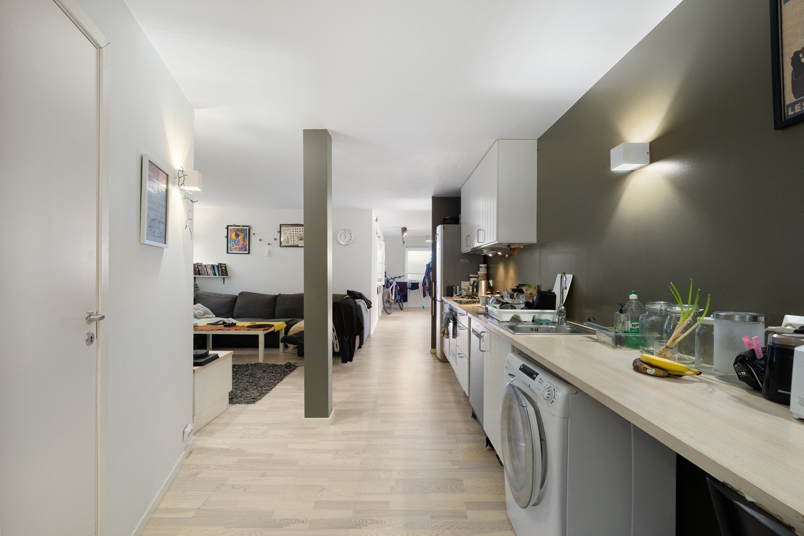 En av enhetene kan med enkle grep innlemmes til hoveddelen ved å sette inn vindeltrapp fra hallen og ned til kjelleren. Galleribilde