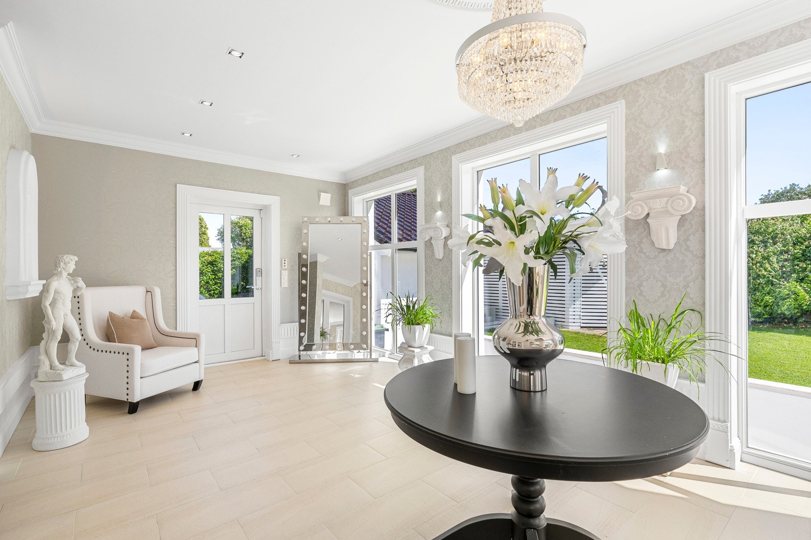 Klassiske detaljer som stukkatur og takrosett gir det lille ekstra, og under trappen er det etablert en fiskedam med gullfisk. Galleribilde