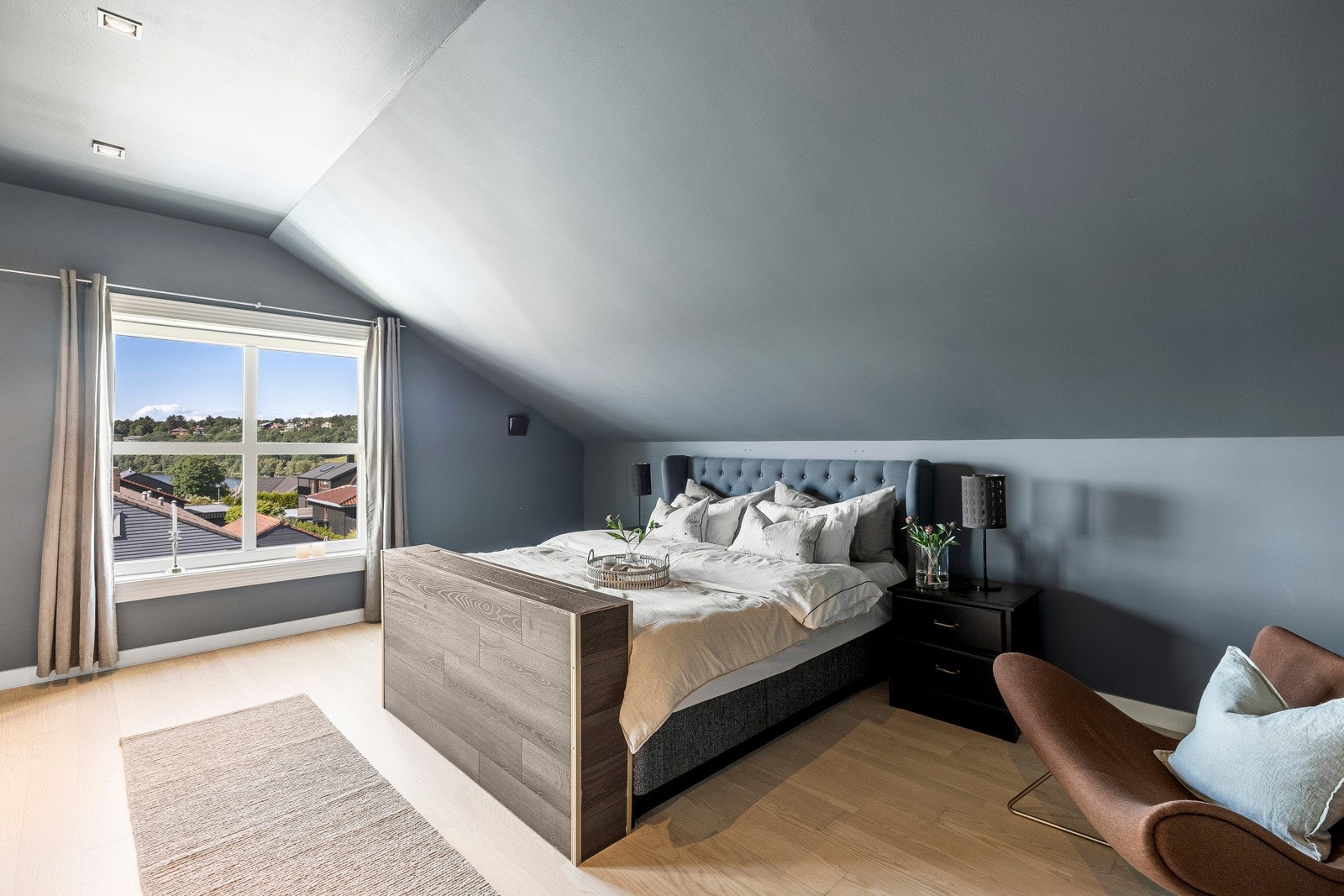 Boligens hoveddel inneholder hele fem gode soverom, og alle ligger samlet i andre etasje. Galleribilde