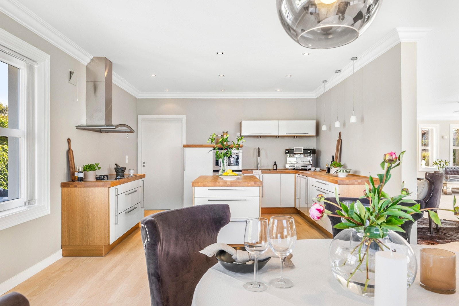 Kjøkkenet har et tidsmessig og pent design med stor kjøkkenøy, gode benkeflater og rikelig med oppbevaringsplass. Galleribilde