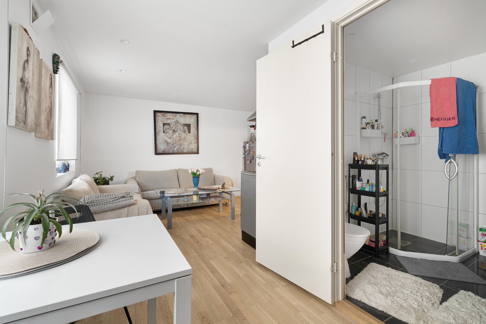 Det er mekanisk avtrekk over kokesonen på hvert kjøkkenet, og oppholdsrommet har lysmalte vegger og tidsmessige parkettgulv. Galleribilde