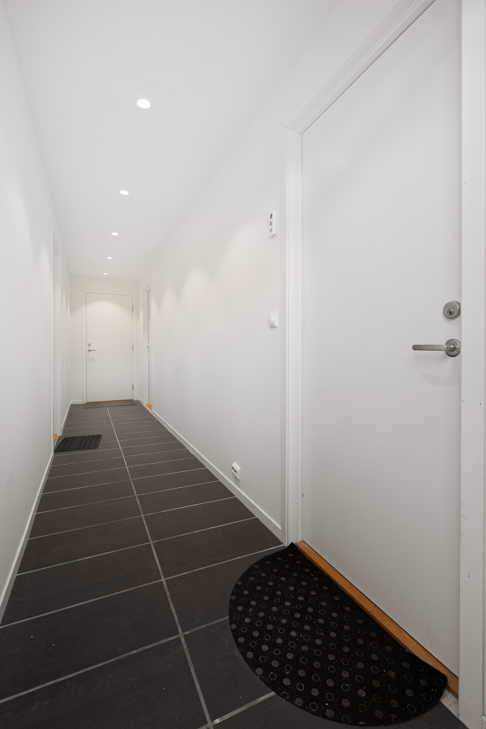 I kjelleren er det tre innredede enheter. Hver enhet har adkomst via felles inngang, og inneholder entré, stue/kjøkken, soverom og bad/wc. Galleribilde