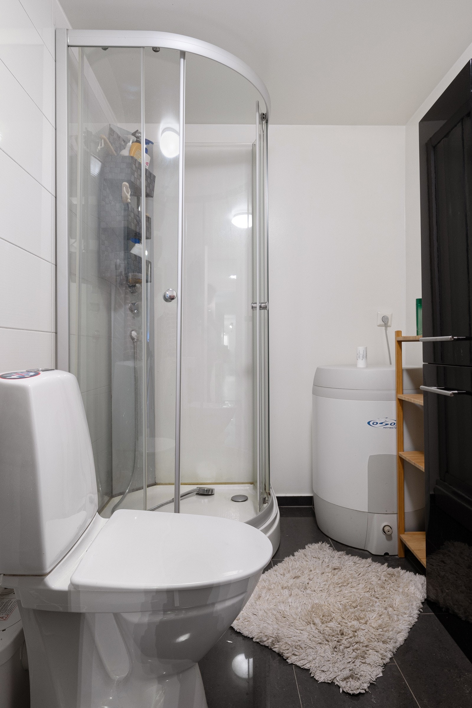 Det er pene baderomsinnredninger med oppbevaringsplass, og to av badene har opplegg for vaskemaskin. Galleribilde