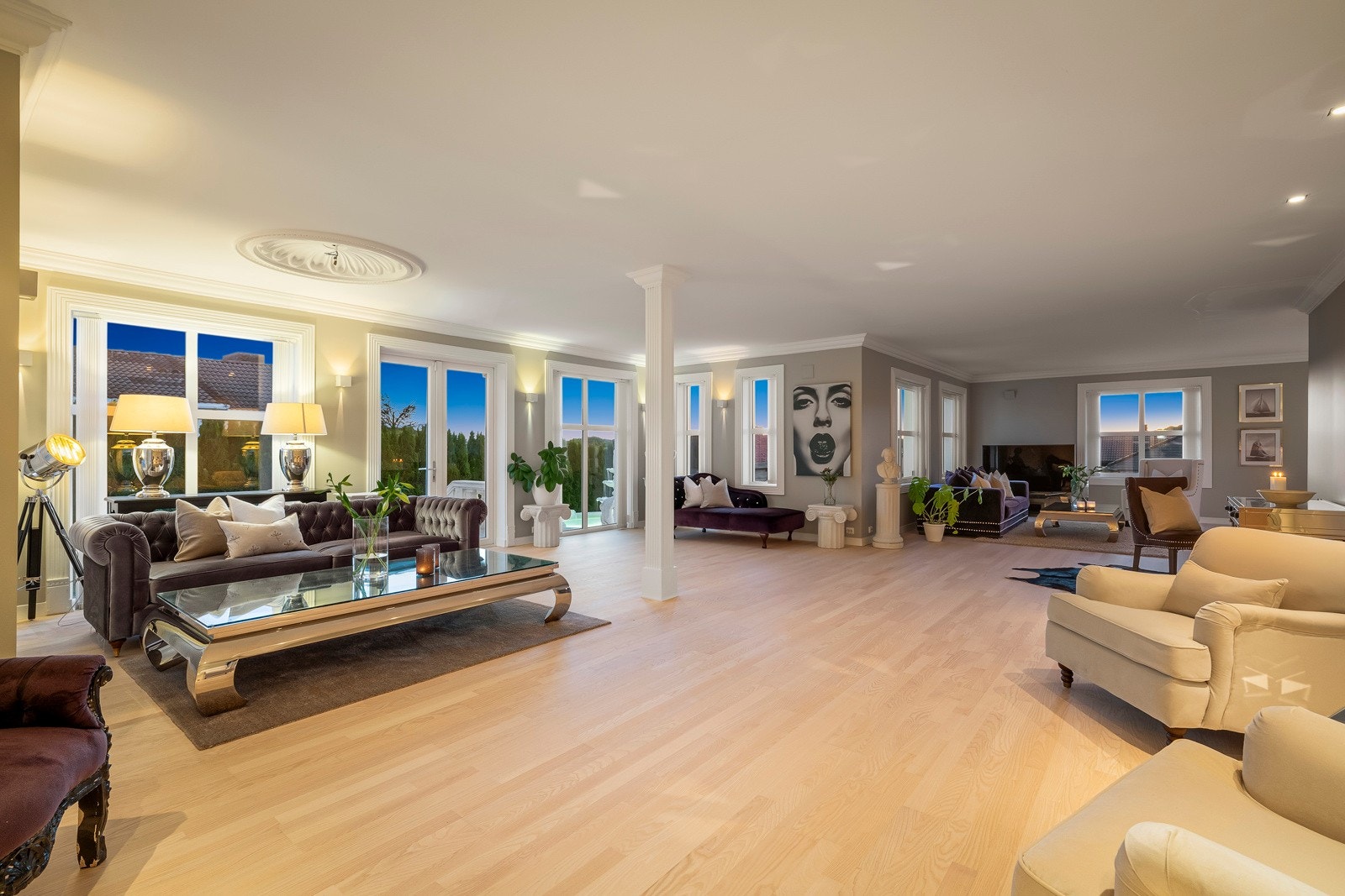 Inne fremstår boligen med klassiske detaljer som stukkatur, takrosetter og søyler, og planløsningen er luftig og familievennlig. Galleribilde