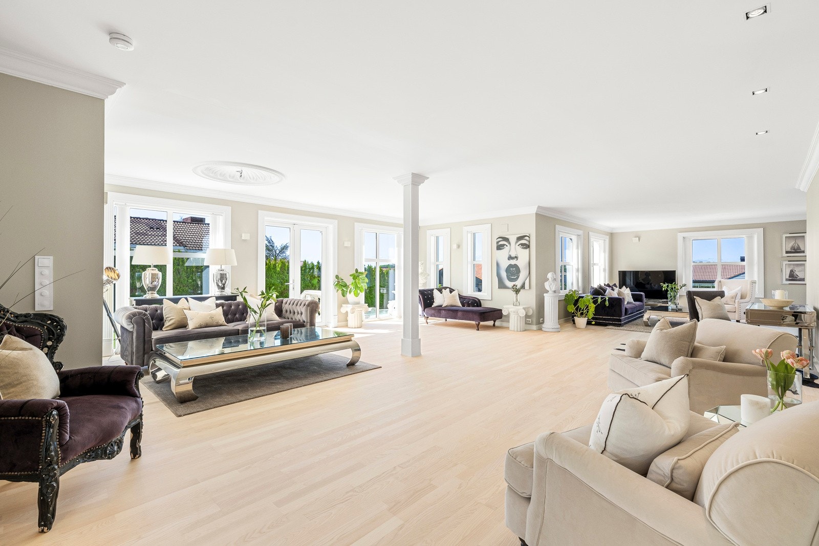 Stukkatur, takrosetter og søyler forsterker det eksklusive uttrykket, og allrommet har både moderne gasspeis og vannbåren gulvvarme. Galleribilde