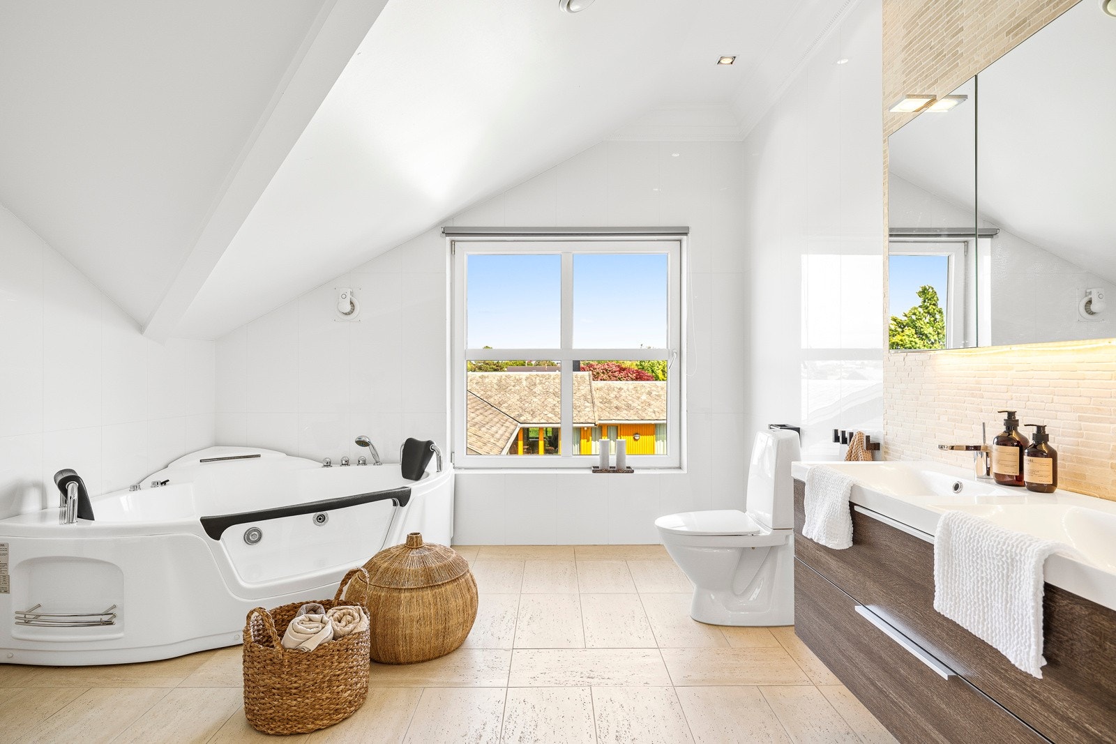 Badet i andre etasje ligger fint plassert ved soverommene, og innbyr til velvære og egentid med stilfulle farge- og materialvalg. Galleribilde