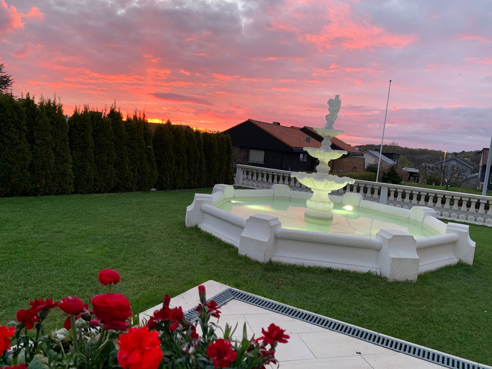 Blikkfanget er den belyste fontenen. Galleribilde