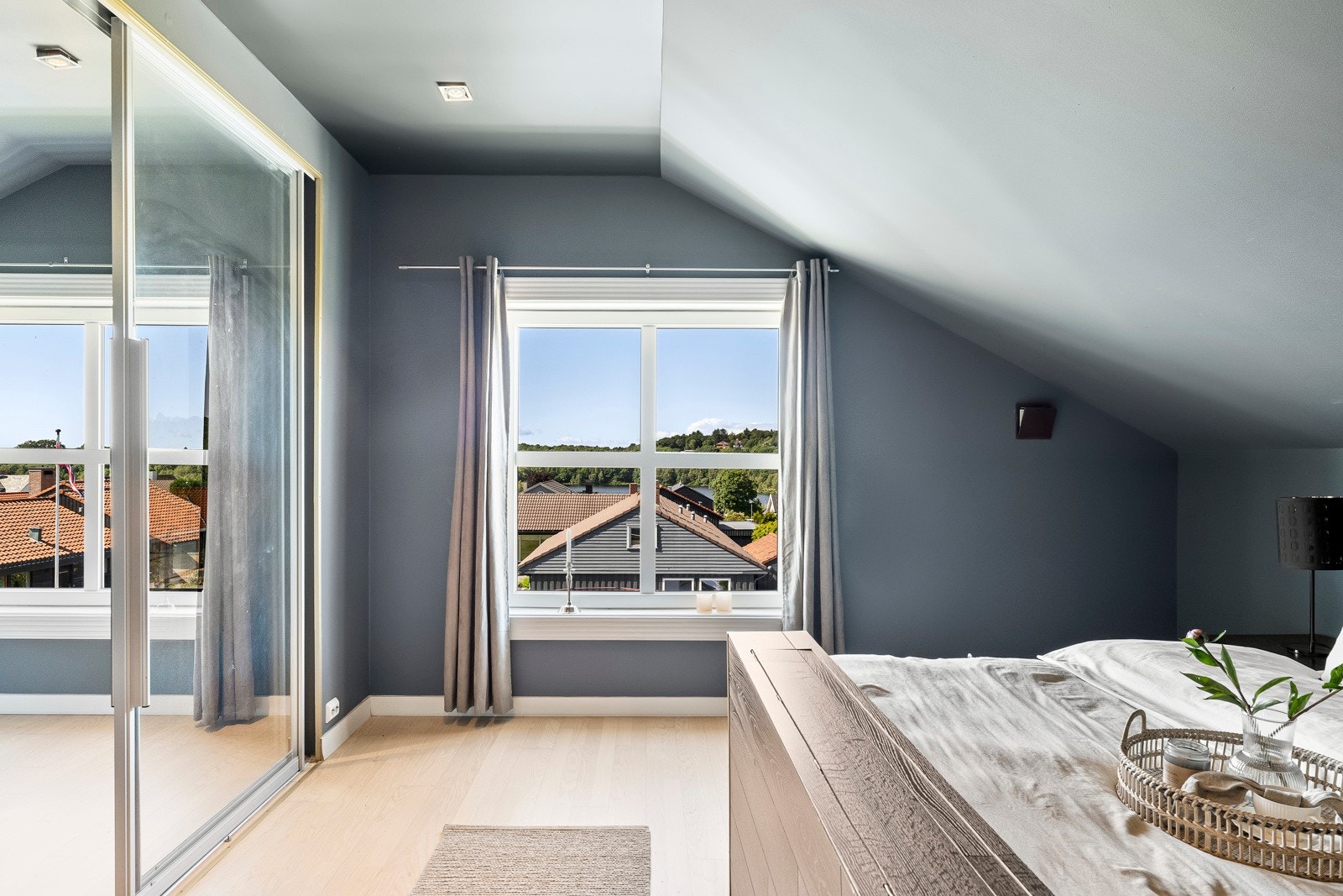 Veggene er malt i tidsmessige og delikate fargetoner som står godt til parkettgulvene, og flere av rommene har downlights i himlingen Galleribilde