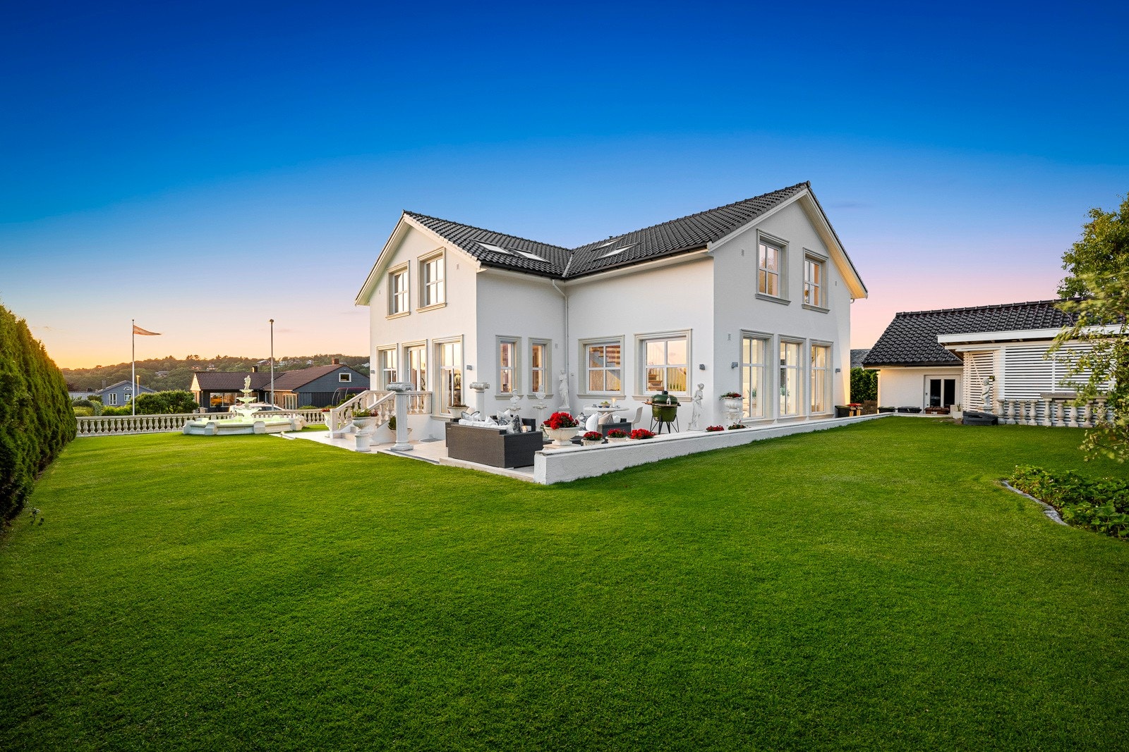 Boligen har godt planlagt utebelysning som setter stemningen på kveldstid. Galleribilde