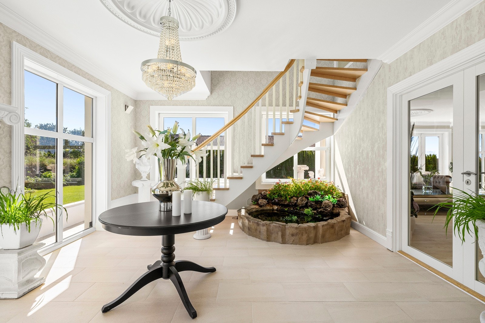 Vel inne blir vi ønsket velkommen i en stor, flott hall som gir et godt førsteinntrykk. Galleribilde