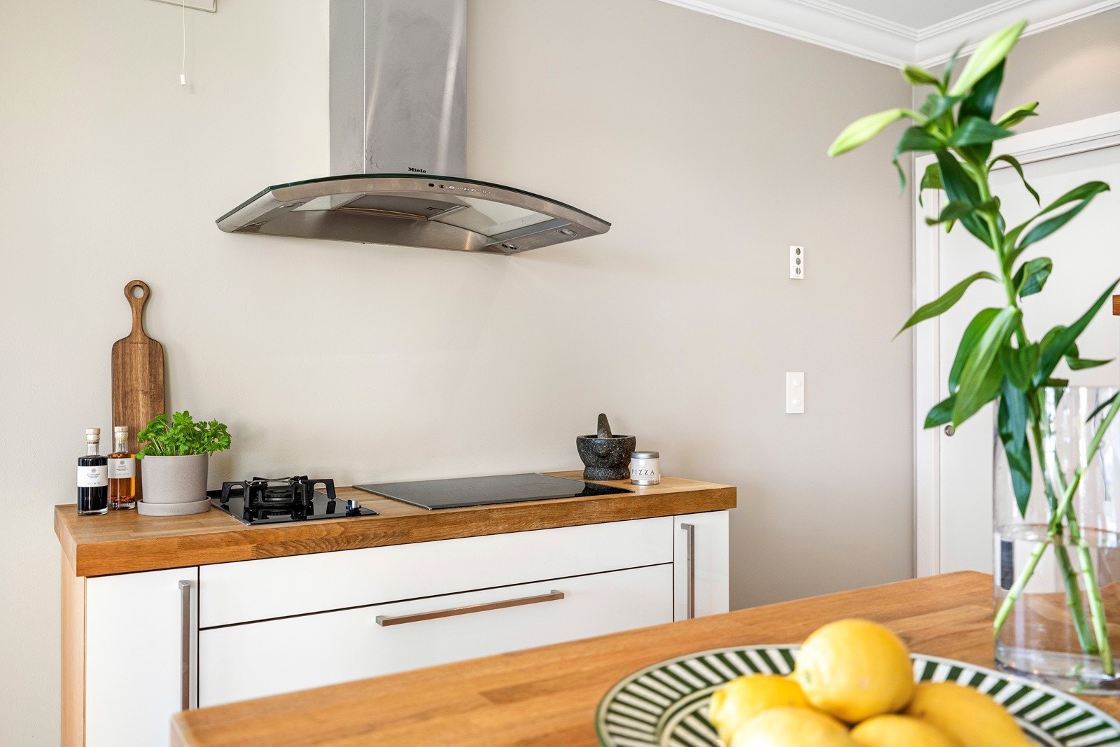 Videre er kjøkkenet utstyrt med integrerte hvitevarer som oppvaskmaskin, kjøleskap, mikrobølgeovn, stekeovn og induksjonstopp, samt ventilator. Galleribilde