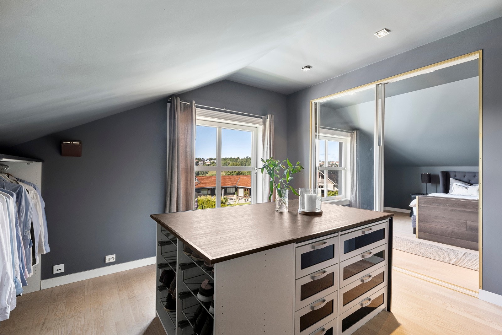 På ett av soverommene er det skyvedørsgarderobe, og garderoberommet i samme etasje har innholdsrik innredning. Galleribilde