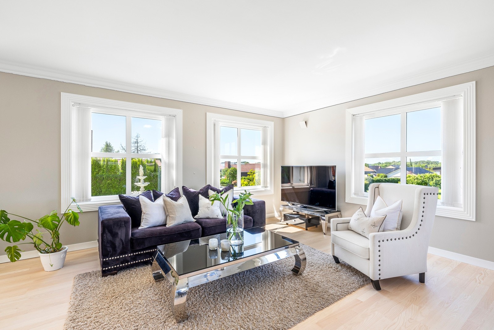 Fra stuesonen er det utgang til en sydvestvendt terrasse på ca. 50 kvm med videre adkomst til hagen. Galleribilde