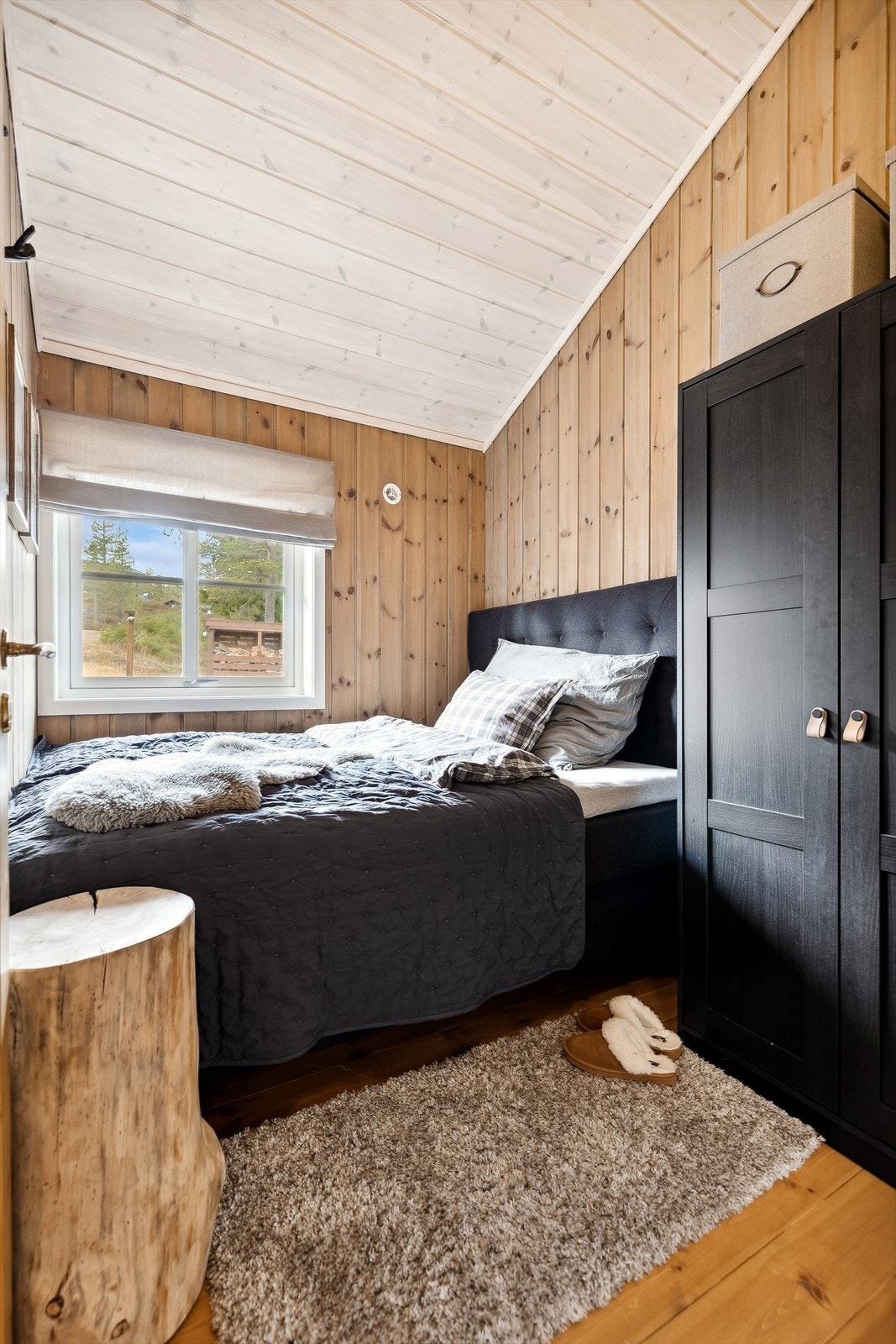 Soverom 2 i god størrelse innredet med garderobeskap. Galleribilde