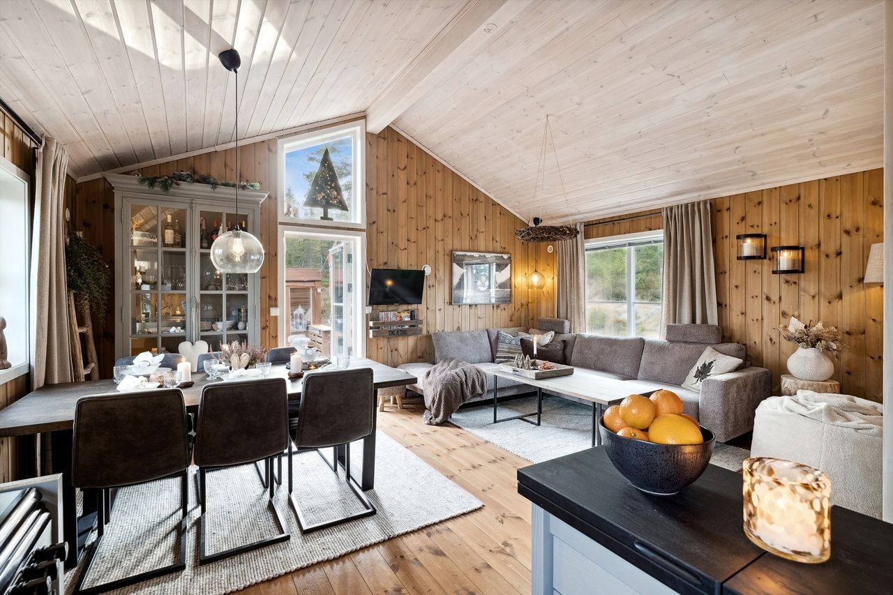 Stuen har en god takhøyde og fine vindusflater som gir rommet godt med lysinfall. Galleribilde