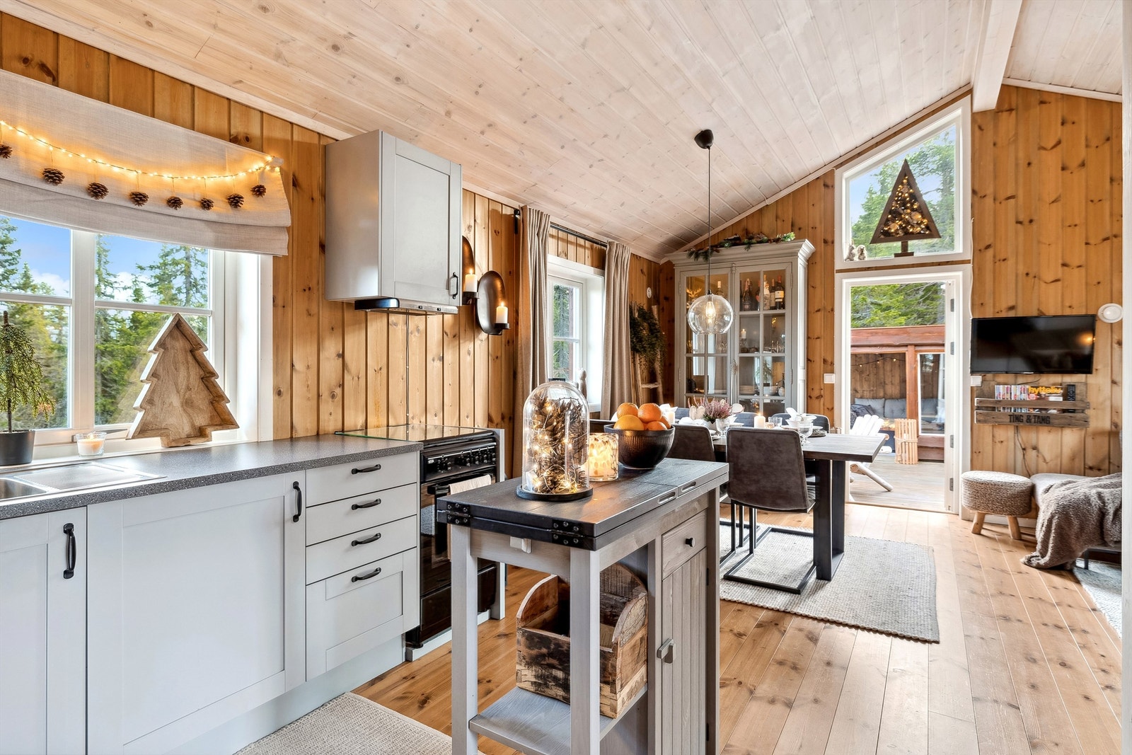 Kjøkkenet har god benkeplass og fine oppbevaringsmuligheter i skuffer og skap. Nyt samtidig fint utsyn fra kjøkkenvinduet! Galleribilde