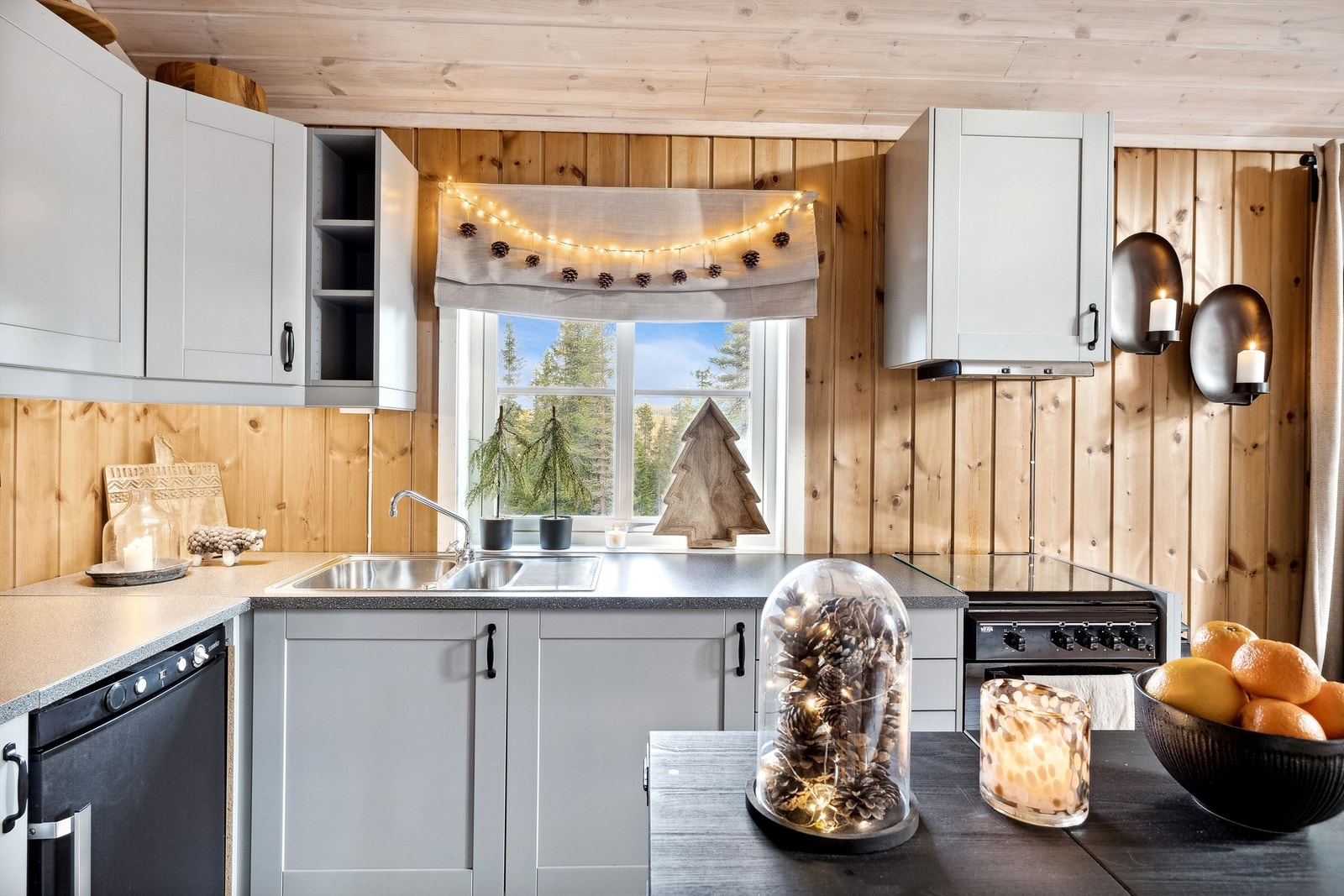 Kjøkkenet har en pen og stilren innredning fra Sigdal med et moderne og elegant uttrykk. Galleribilde