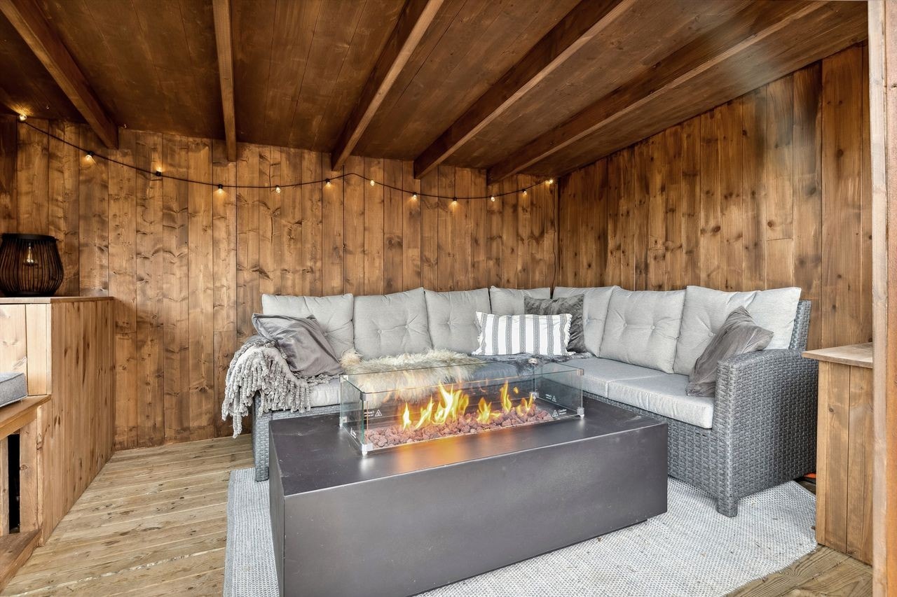 Koselig stemning i gapahuken med plass for utemøblement. Galleribilde