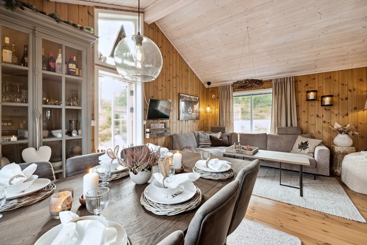 Romslig spisestue med fin atmosfære ! Galleribilde