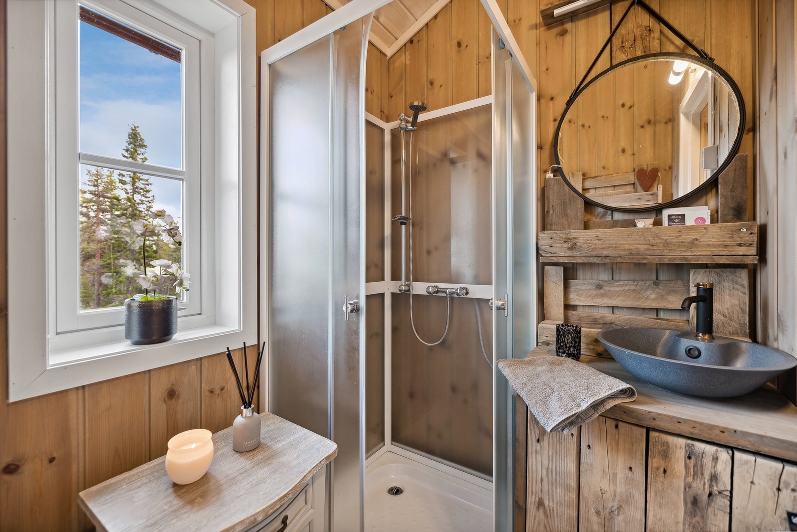 Rommet er ikke bygget som et komplett våtrom, men har et belegg på gulvet og panel på både vegger og tak. Galleribilde