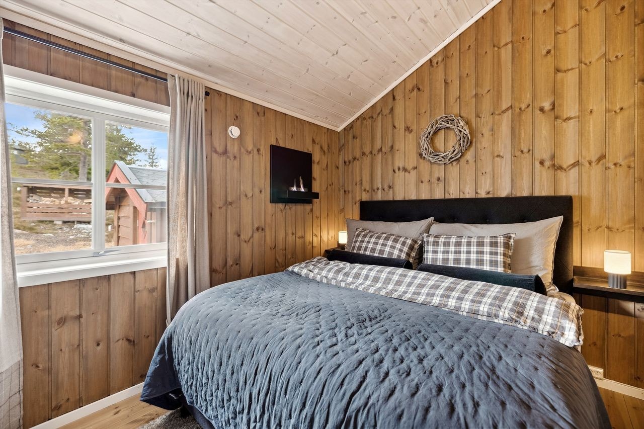 Hytta består av tre gode soverom. Dette soverommet har god plass for dobbeltseng. Galleribilde
