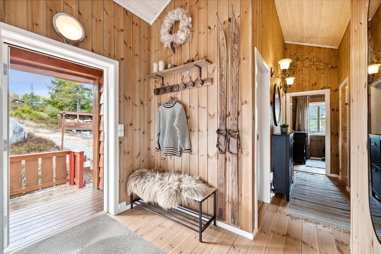 Denne innbydende hytta består av entré, 3 romslige soverom, et enkelt sanitærrom/bad, samt en åpen stue- og kjøkkenløsning. i tillegg en innvendig bod. Galleribilde