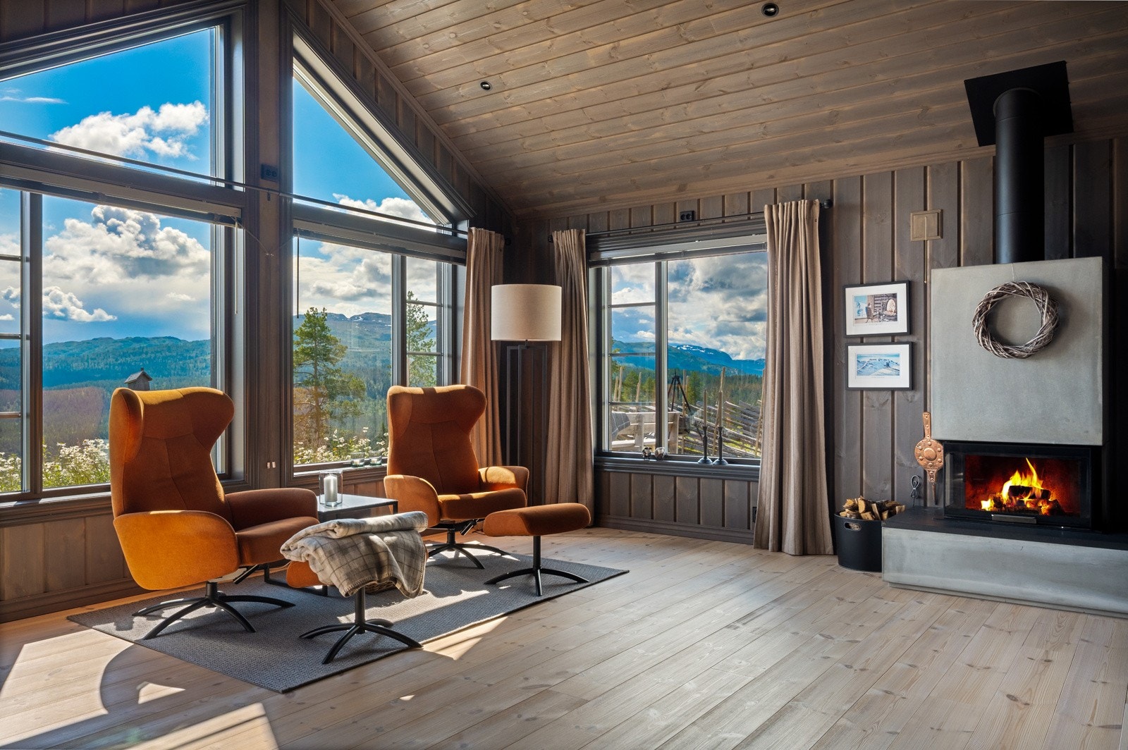 Stue med fantastisk utsikt, god takhøyde og dekorativ peisinnsats! Galleribilde