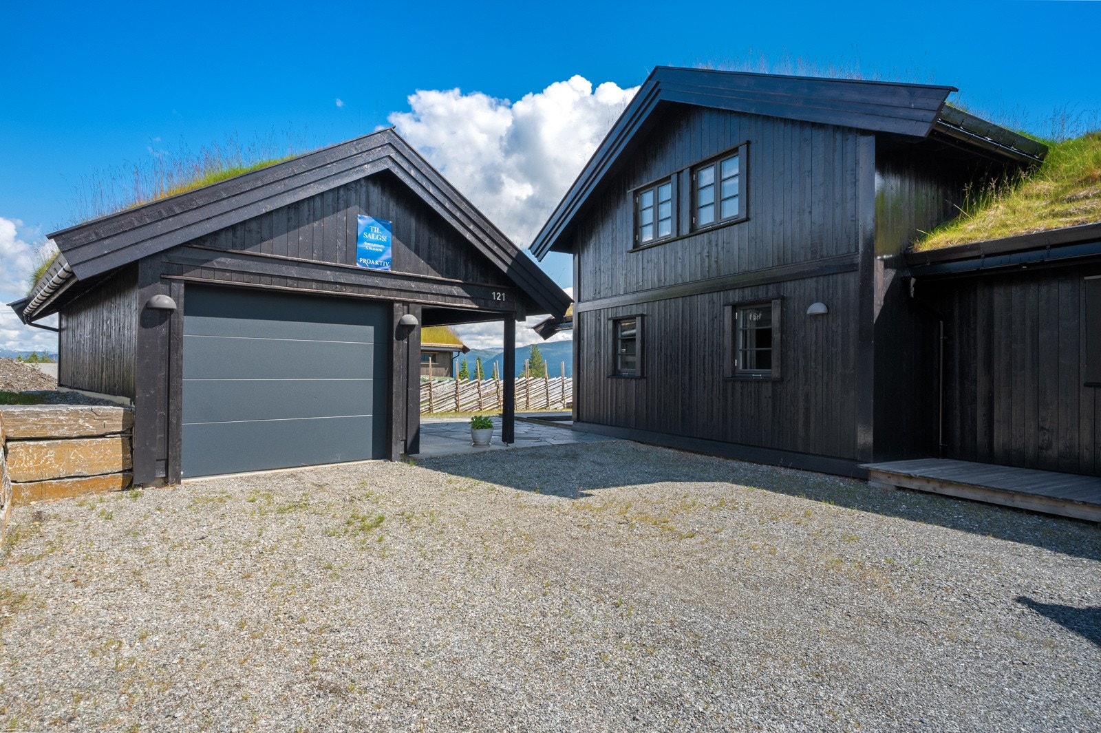 Hytten har enkel garasje med isolert bod og loft med gode lagringsmuligheter Galleribilde