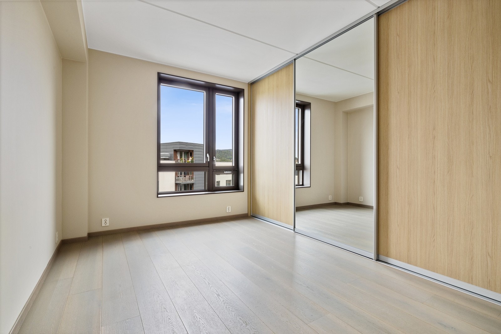 Soverom med stor garderobeløasning. Galleribilde