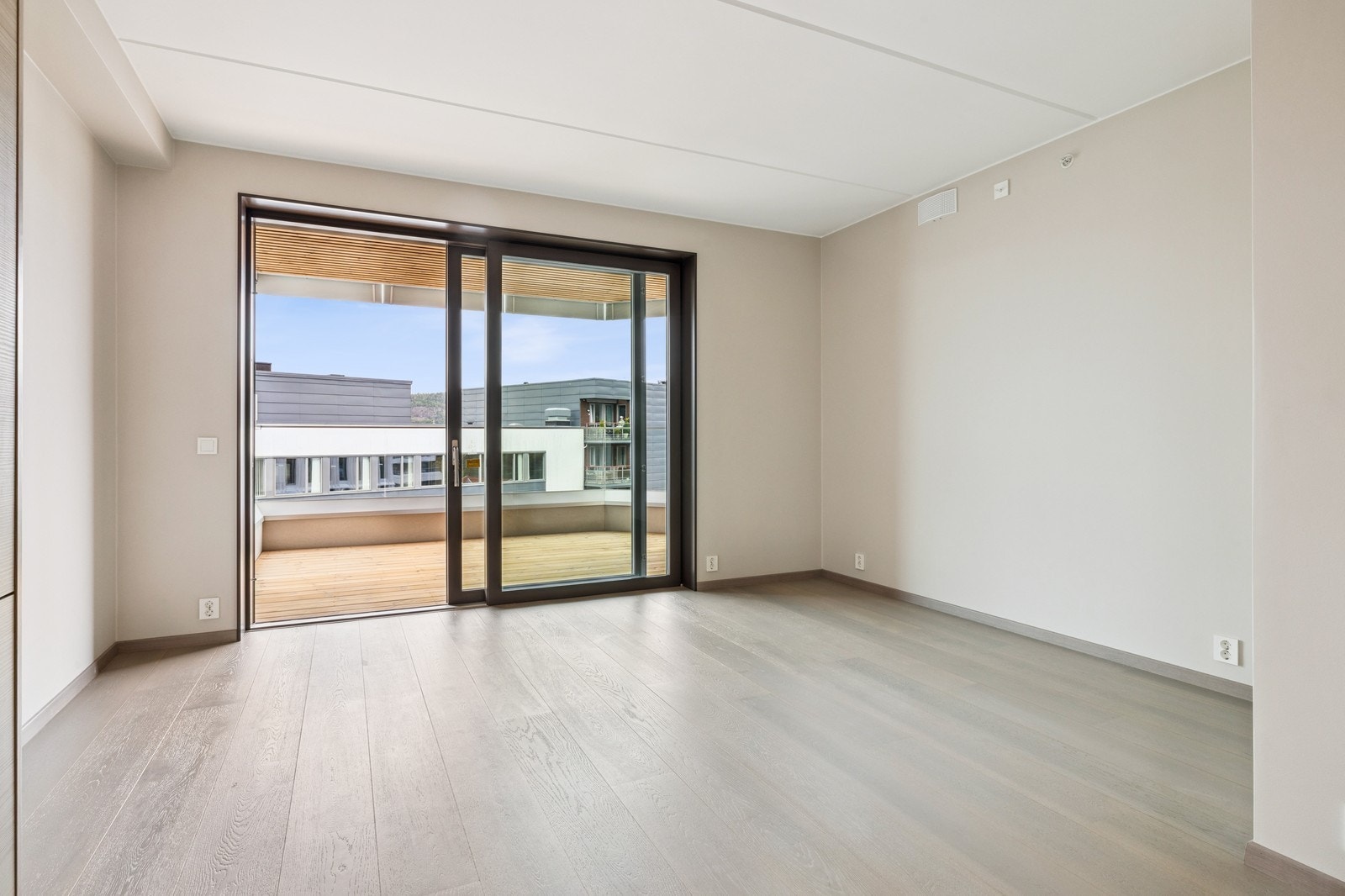 Stue med utgang til balkong. Galleribilde