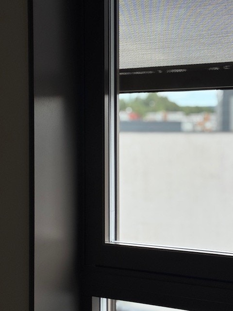 Screens med fjernkontroll på soverommet Galleribilde