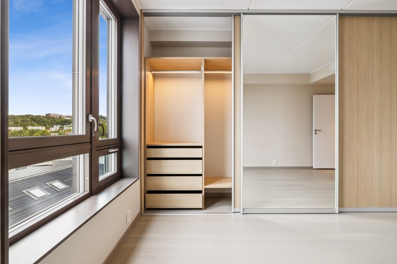 Leiligheten er oppgradert med garderobeskap med belysning. Galleribilde