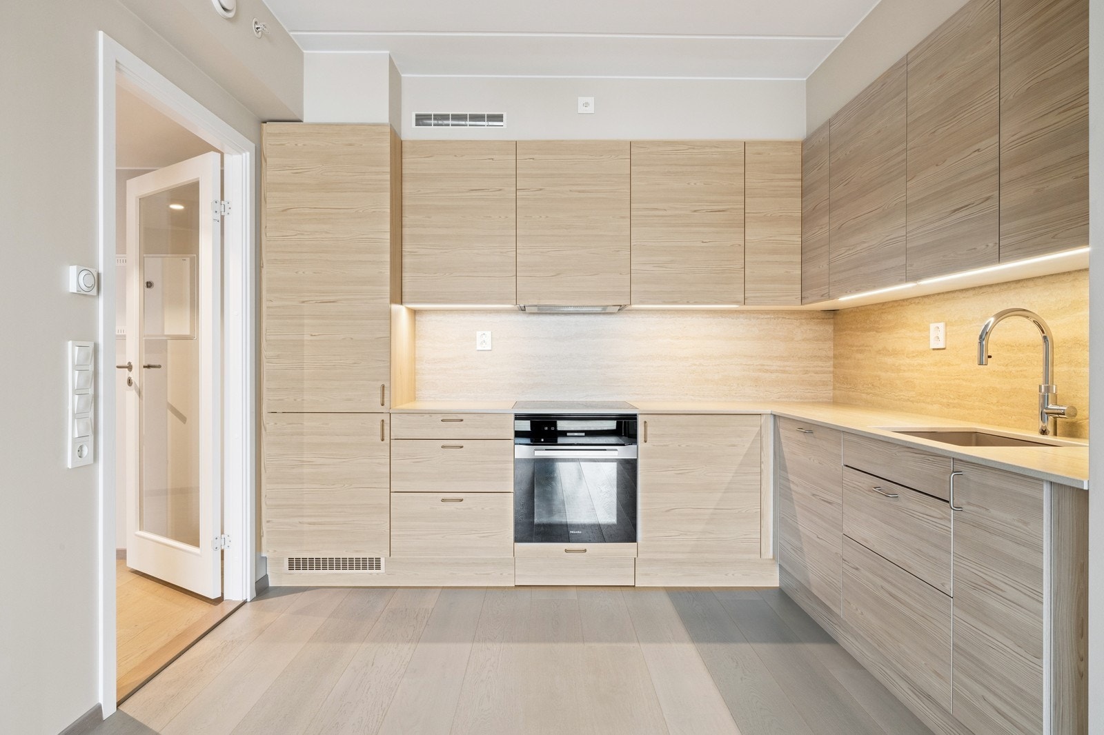 Lekkert kjøkken med integrerte hvitevarer. Det er quooker slik at man får varmt vann i kranen. Galleribilde